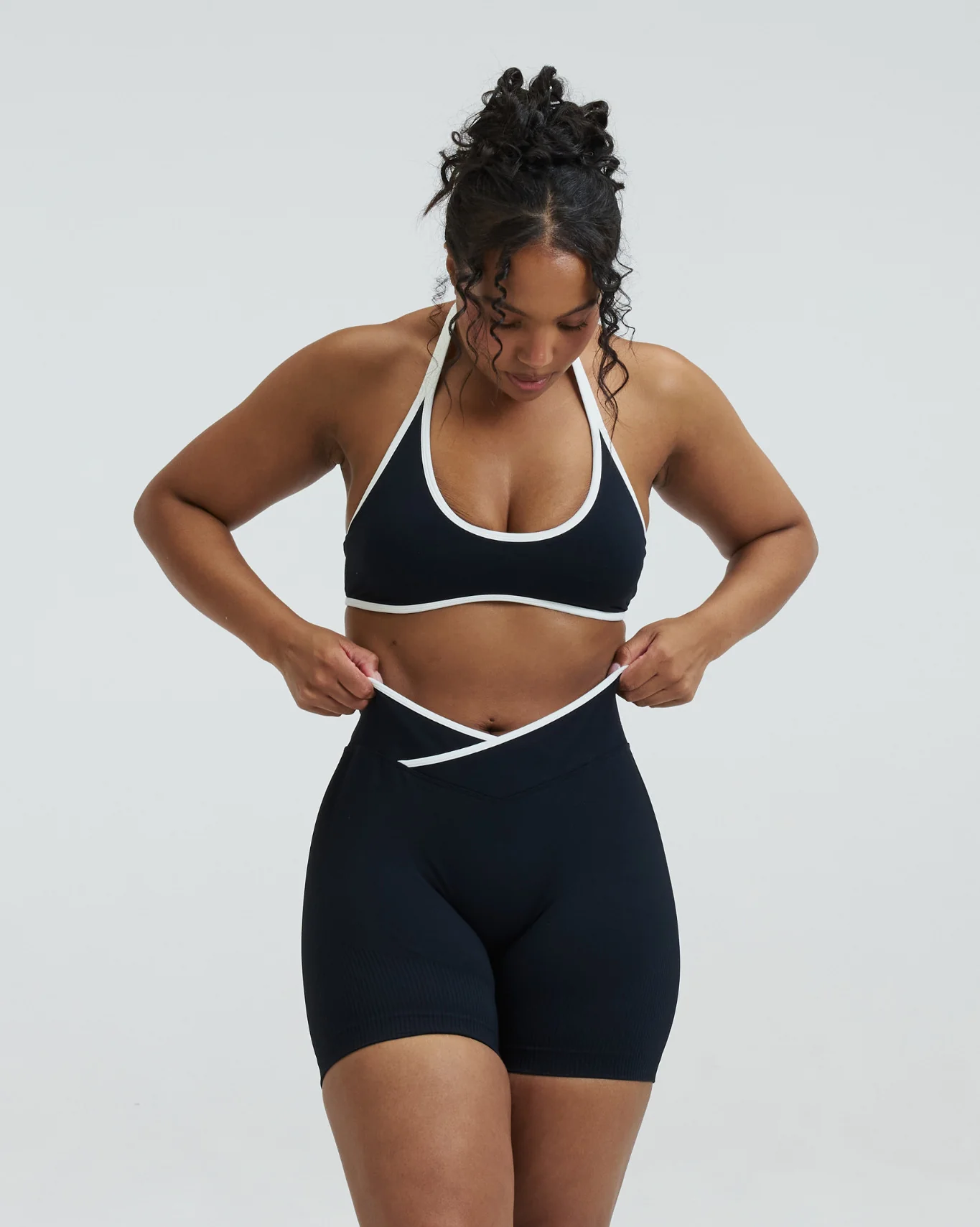 Elevate™ Outline Short Scrunch Shorts | Night Black - Image 3